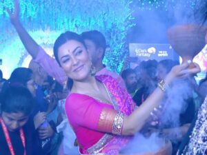 Sushmita Sen performs Dhunuchi dance (Image sourcer/ANI)