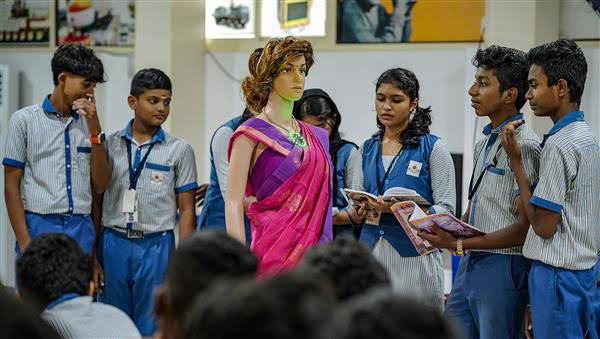 भारत में पहली बार केरल में देखा गया AI TEACHER, जो छात्र से करती ही बात! जानिए इस टीचर की खासियत
