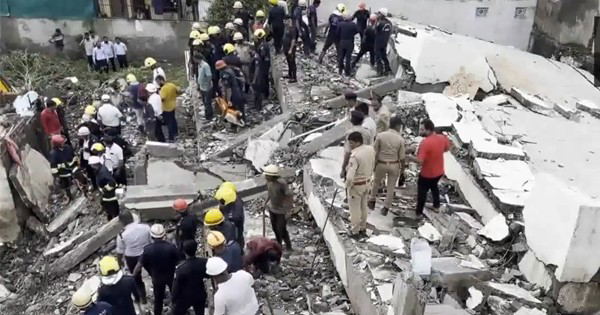 सूरत में पांच मंजिला इमारत गिरने से 15 लोग हुए घायल, रेस्क्यू ऑपरेशन शुरू
