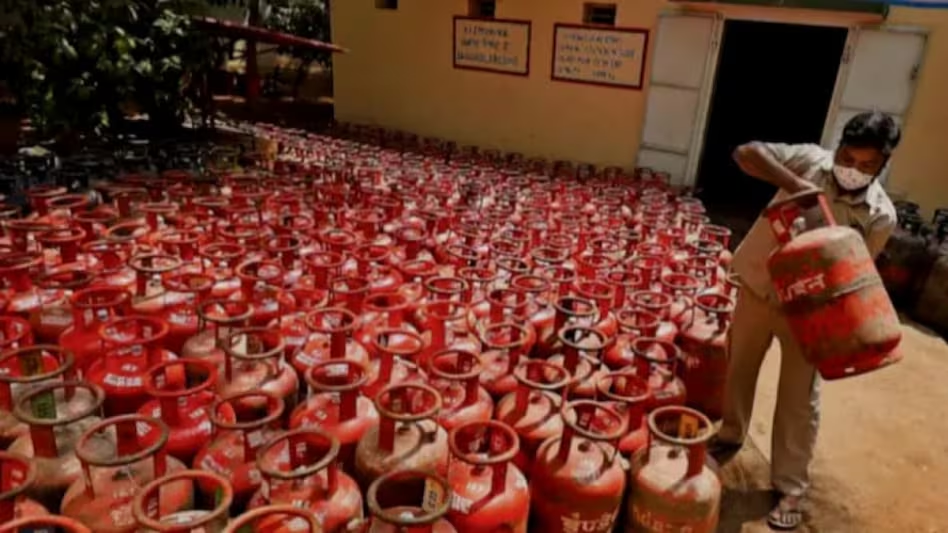 LPG सिलेंडर के भाव में कटौती, बजट से पहले सरकार ने जनता को दी खुशखबरी, जानें नया रेट