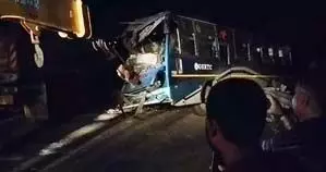 गुजरात के राधनपुर में बस-ट्रक के बीच जोरदार टक्कर, हादसे में चार लोगों की मौत
